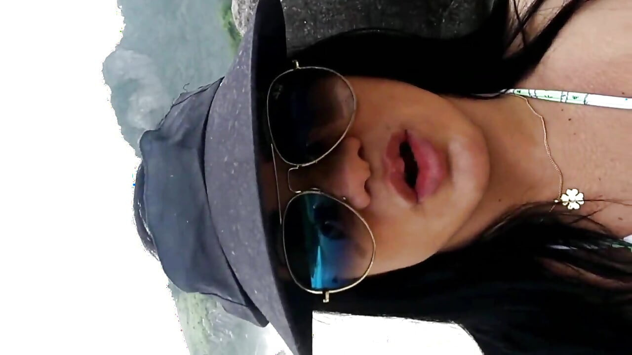 Walk on the Beach Encimtri a.wanker and Look at What Gave