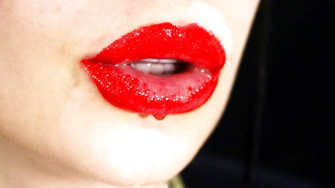 Labios rojos y un juego con líquidos y saliva! ¡Leche y café! 4K -SIN AUDIO-