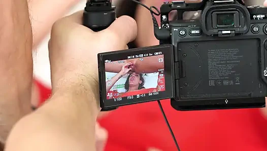 Perde arkasında, bir ressam iki nimfoman kız tarafından suçüstü yakalanıyor.