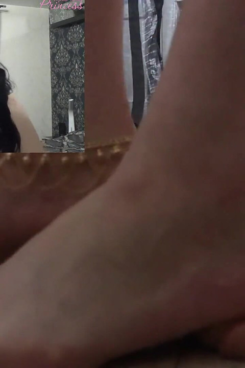 Piétinement d'un gode par ma chatte nue
