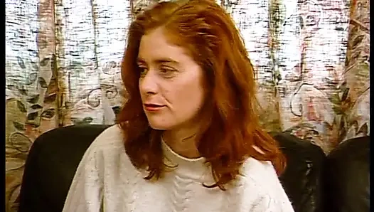 Красивая крошка с короткими волосами лижет мокрую пизду на кастинге.