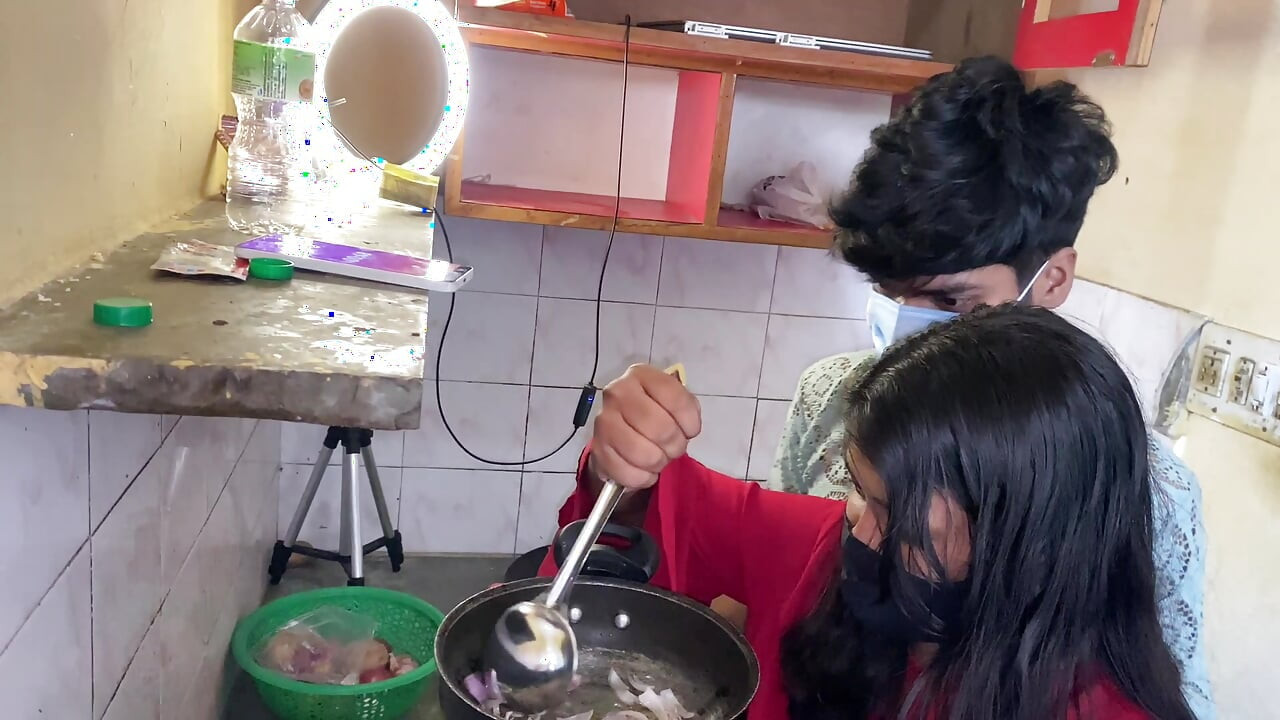 Azgın Hintli kadın kocasının arkadaşı tarafından sert sikiliyor