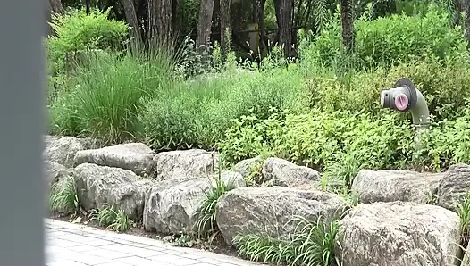 H087G03 Mithilfe einer Übersetzungs-App eine 21-jährige koreanische schönheit mit kristallklarer weißer haut auswählen