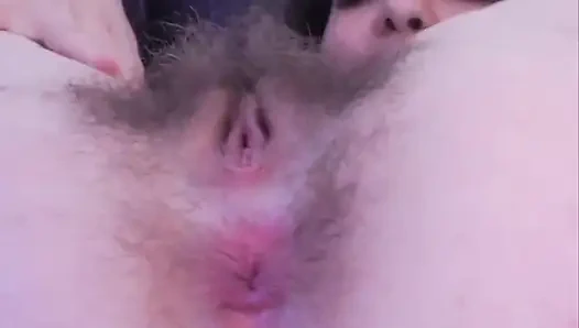 Lydia si gadis hot dengan memek berbulu lagi asik ngentot memeknya pakai dildo solo