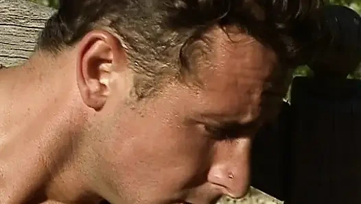 Немецкой милфе-блондинке пробурили очко на улице