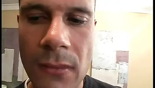 Этот серийный ублюдок удивляет следующую отважную женщину