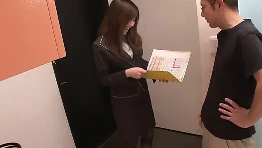Asiatin wunderschöne szene-2 schöne japanerin Yuria Kanno genießt zwei schwänze in einem gesichts-dreier im büro