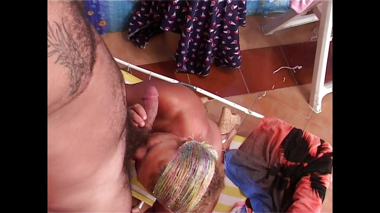 Javan aadmi aur booi moti mahila jo gand ke chhed chatna pasnd karti hai