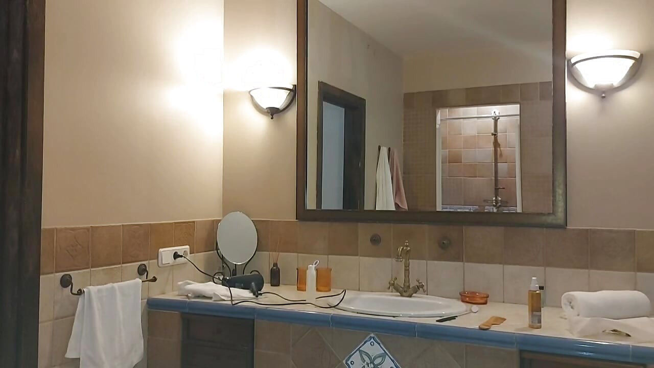 Dama sa dlakavim telom otvorila je vrata svog kupatila.