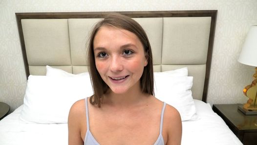 Une jolie fille de 18 ans se fait lécher le cul dans son premier porno