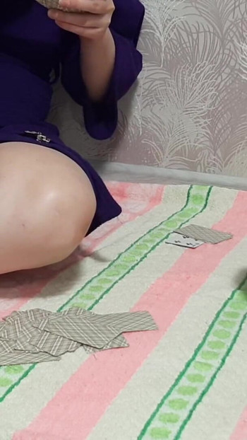 انجرفت الأخت غير الشقيقة في لعب الورق لدرجة أنها أظهرت كسها عن طريق الخطأ. | مقطع 1