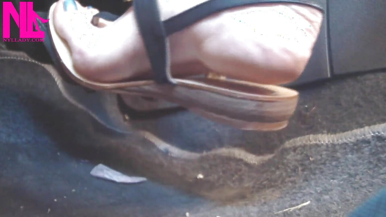 Sexy rijdend in mijn Turbo Disel Bravo met handmatige transmissie in solo Soprani-teenslippers