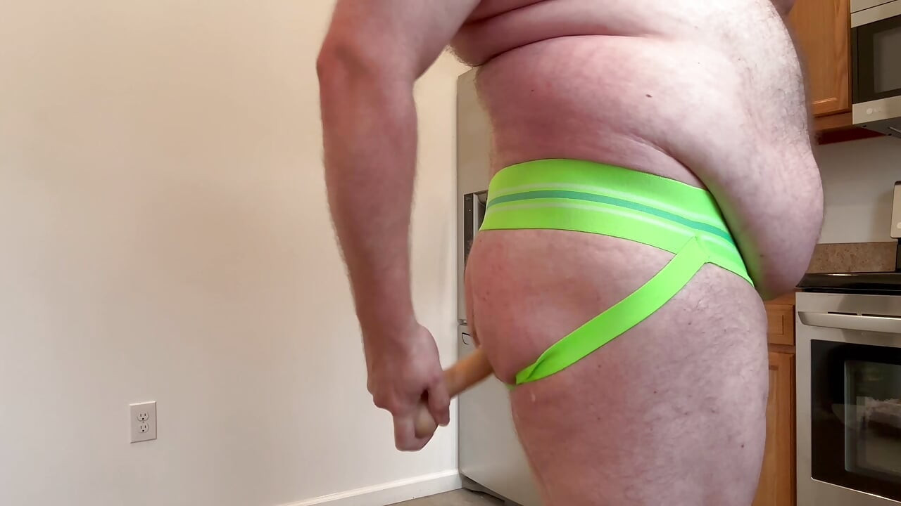Veliki Trbušni Medvjed Jebe Sebe i Šprica Kroz Jockstrap!