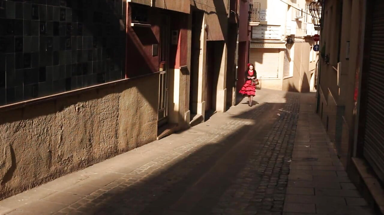 Cewek dengan rok polka dot dientot habis-habisan di hutan