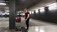 Niemiecki chłopak nago w publicznym garażu ma sesję szarpiącą się na świeżym powietrzu