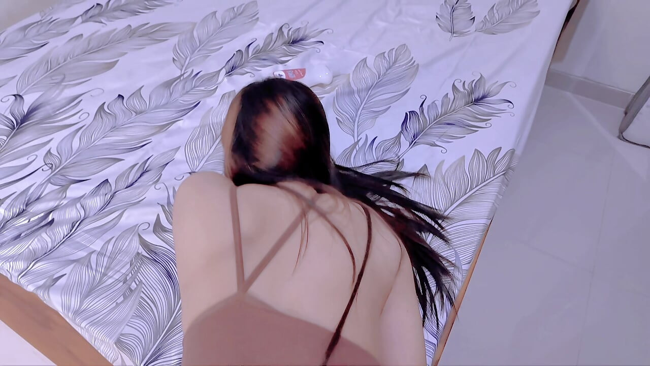 Pohled na nevlastní sestru, která málokdy jde ven, se ukáže, že má hobby masturbace