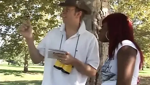 Weißer typ hat ein verlangen nach schwarzer muschi