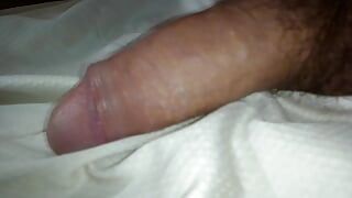 Junger kolumbianischer pornostar mit großem penis masturbiert für viel milch