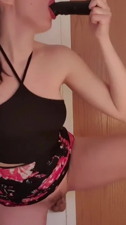 放荡的德国女孩在浴室里被分享和性交（德国绿帽男撸管指挥） |剪辑 2