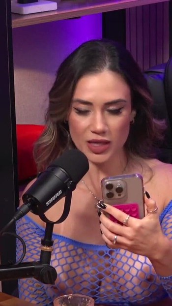 Zapanjujući trenutak iz "Seksi debela cura i nestašna Japanka maze se u kalifornijskom TV podcastu"