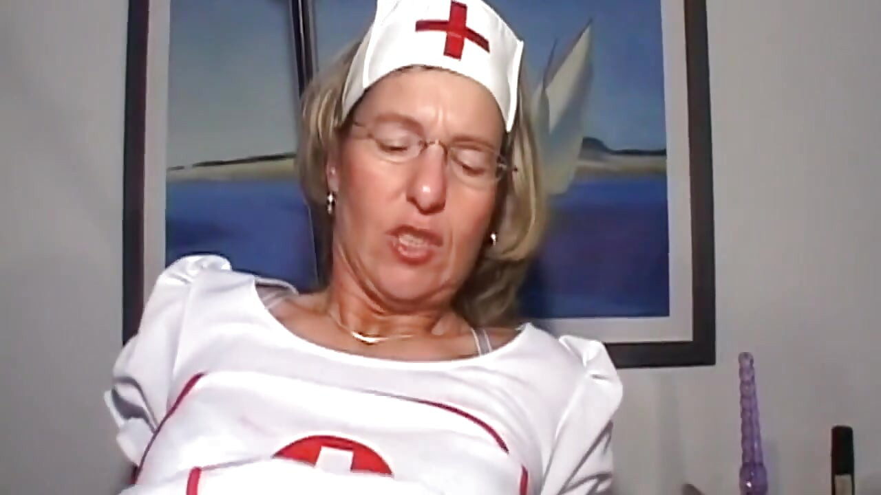 Dojrzała pielęgniarka MILF bierze grubego kutasa głęboko w dupę