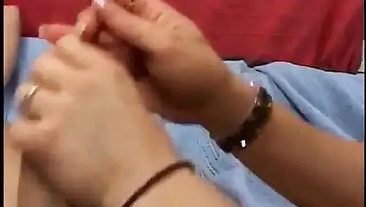 Kız yatakta yatıyor ve erkek arkadaşının büyük yarağı tarafından sert sikiliyor