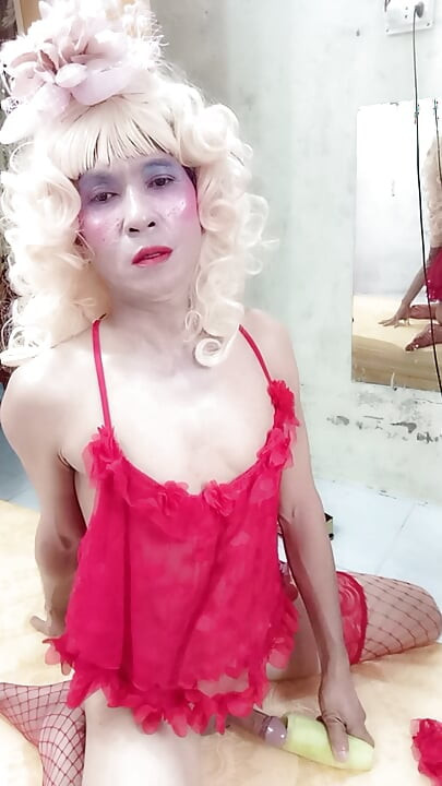 Oanh Le transgender draagt suggestieve kleding om met blikken te spelen en doet alsof ze te blij is