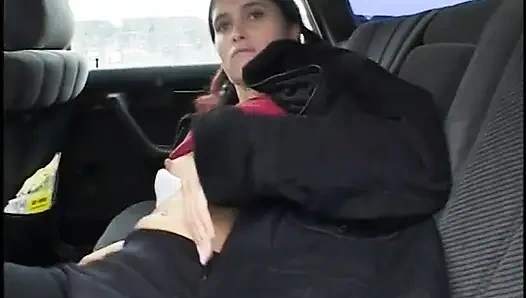 Remaja masturbasi keluar dari mobil untuk kencing di luar ruangan