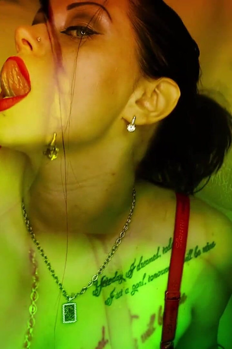 Lipstik merah paling menpesona di atasmu
