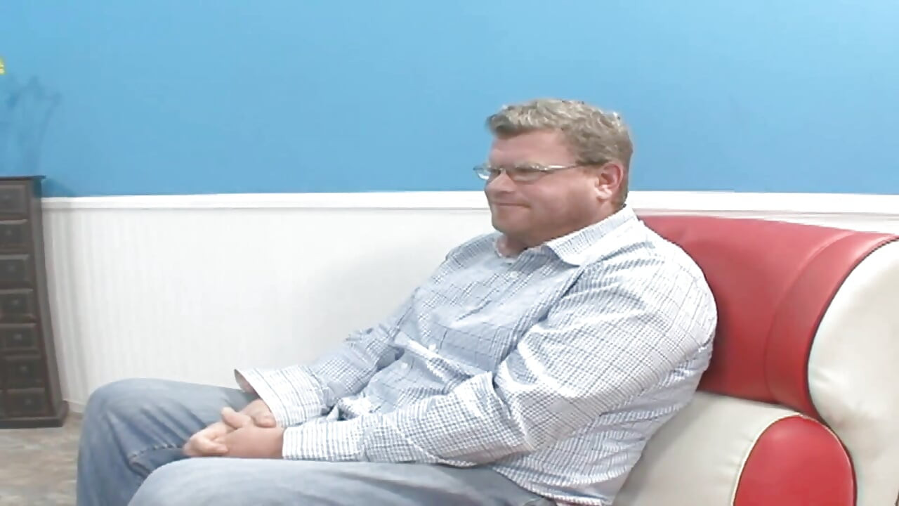 Amatör amcığın güzel neşeli deliği şişman yarakla sikişmek için geniş açık bekliyor