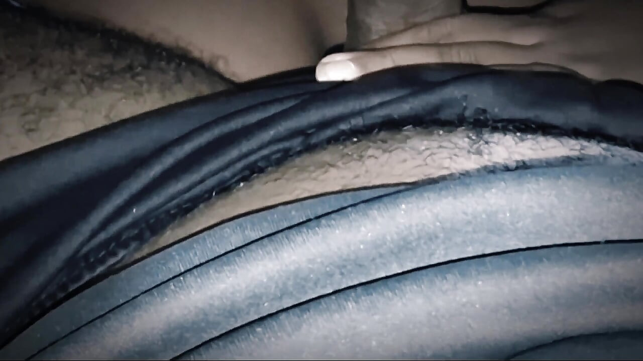 Puso sus bragas a un lado y se la puso duro en el culo de la madre caliente de mi amigo antes de que el cornudo llegara a casa del trabajo