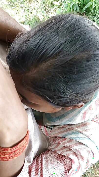 Il a donné de l’eau à sa copine bien-aimée en lui suçant la bite dans la forêt