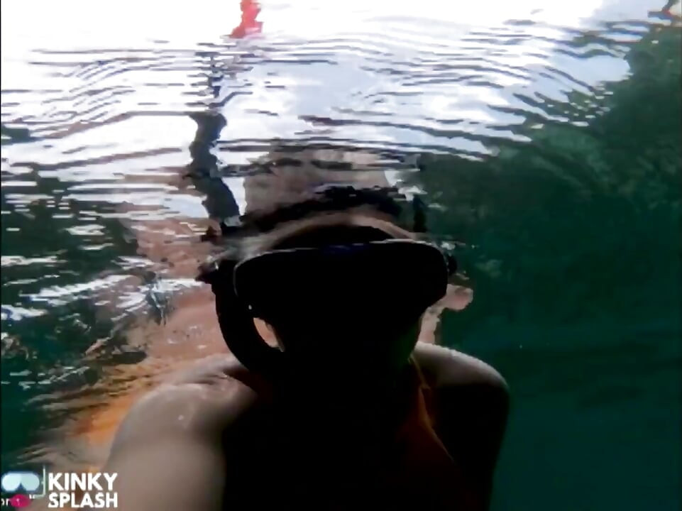 Snorkelslet: strakke bikini, duikmasker en onderwater fin plagen