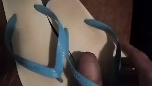 Gozando nas Havaianas Tradicionais Azul