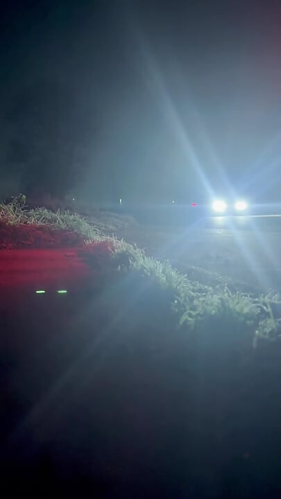 Drkanje ceste u čarapama za tijelo. Automobili u prolazu