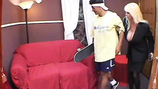 Orta yaşlı seksi kadın oturma odasında ters kovboy kıza biniyor