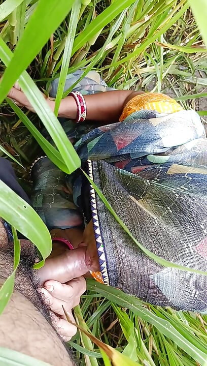 Gaon ki desi ladki ko sadi mein khet per doggy Banakar munh mein land chuswa karke chod