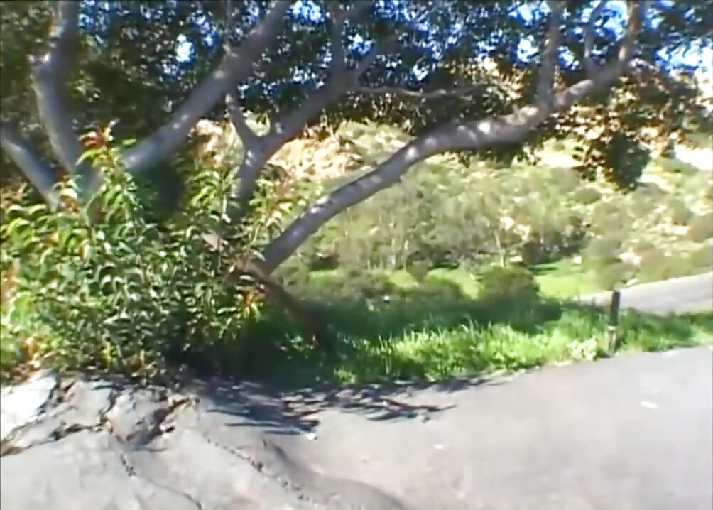 בחורה צעירה ויפה מקבלת גרון וזיון בתחת ואז גומרת בפה