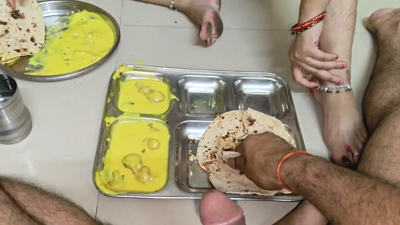 Bhabhi ko khana khate khate hi chod diya