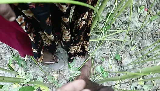 Aku menyetubuhinya saat dia berada di ladang jute dan bersenang-senang, lalu aku ejakulasi di vaginanya.