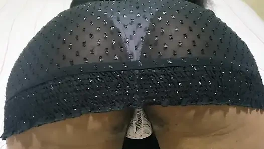 Ateşli esmer minyon kız sıkı amcığını göstermek için külotlu ateşli bir elbise içinde