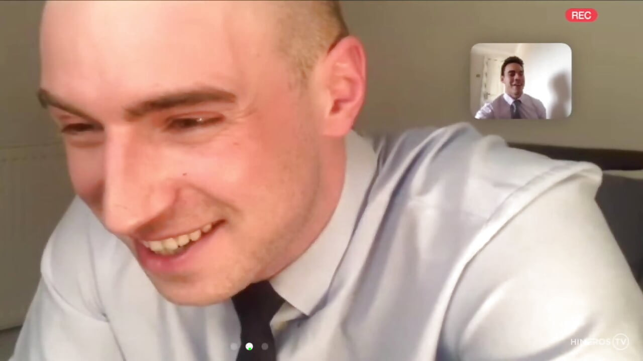 수트 뒤에 있는 남자