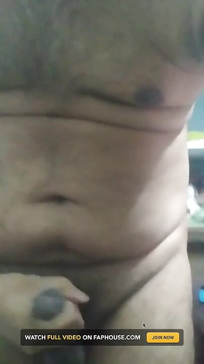 ヌードトップの男...自由に君の裸の穴を犯す...