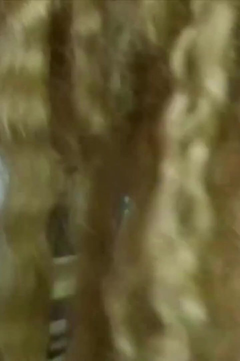 이 프랑스 밀프는 그의 장전된 자지를 가지고 놀 준비가 되어 있습니다.