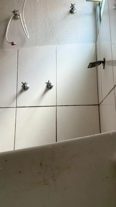 אליס לימה מתקלחת ולוחצת את שדיה | קליפ 2