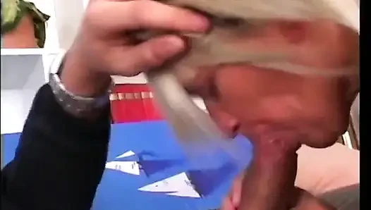 Döl için susamış sürtük ağzına almaya hazır