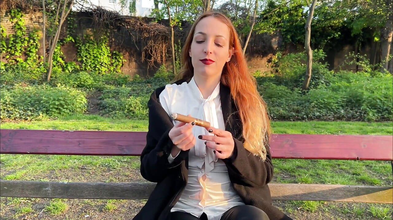 Η Liz Rainbow καπνίζει ένα πούρο Flor de Oliva σε εξωτερικό χώρο