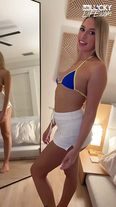 Blondynka Khloe Kapri upewnia się, że rozkoszuje się każdym calem twardego penisa