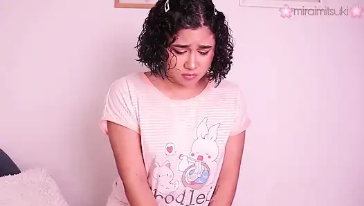 Üvey kız kardeşin seni daha iyi hissettirmek için osuruyor