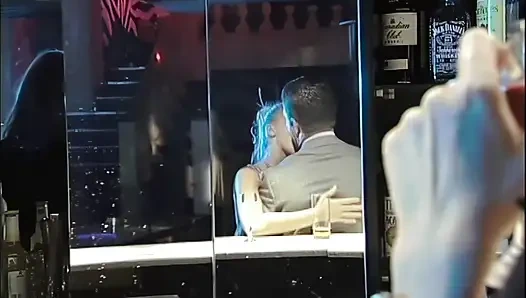 İki orospu, bir gece kulübünde İtalyan penisini paylaşıyor